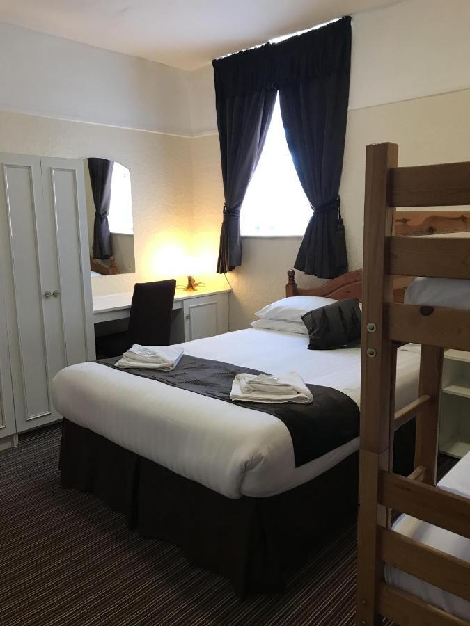 Bed & Breakfast The Feathers 3*