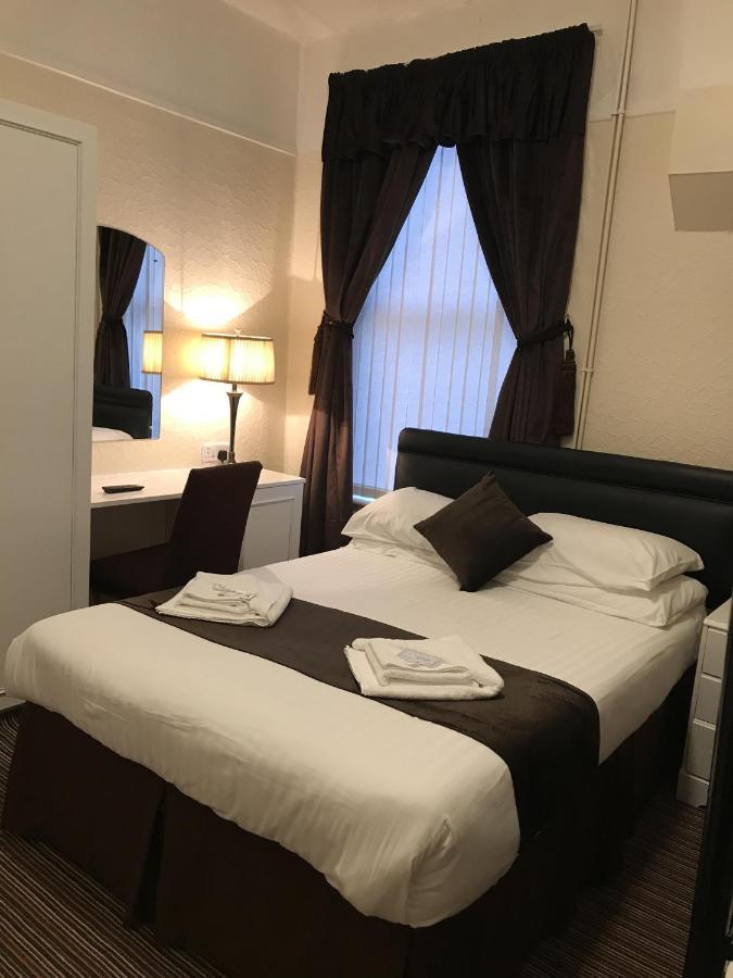 Bed & Breakfast The Feathers 3*