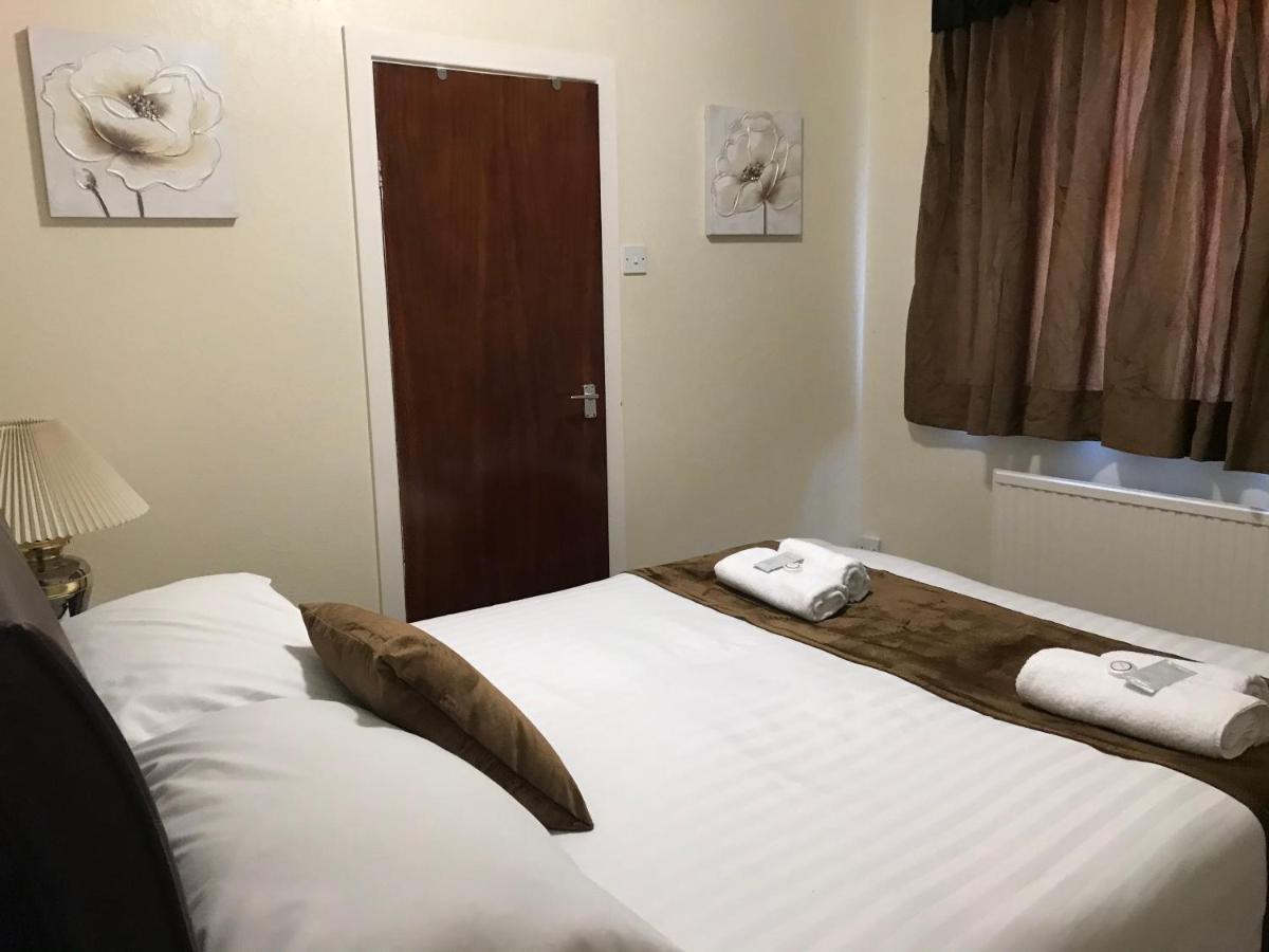 The Feathers 3* Blackpool