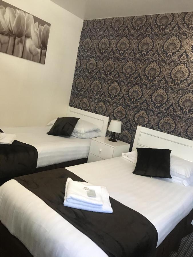The Feathers 3* Blackpool